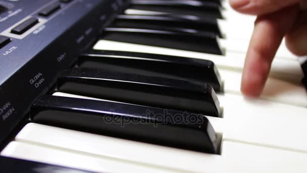 Woman playing a synthesizer — Stock Video