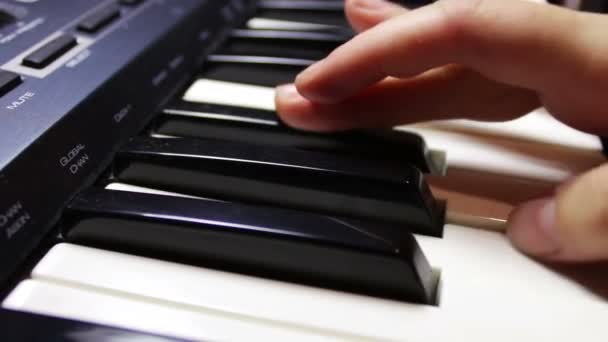 Woman playing a synthesizer — Stock Video