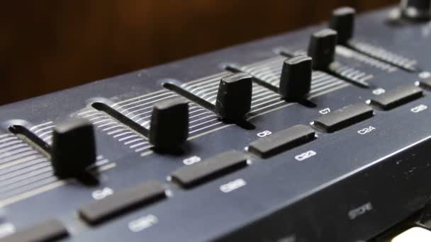 Vrouwelijke hand tunes midi synthesizer toetsenbord — Stockvideo