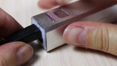 Gümüş renkli powerbank