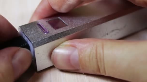 banque de puissance couleur argent 