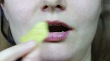 kadın yemek patates cips yakın çekim