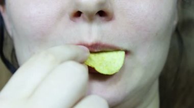 kadın yemek patates cips yakın çekim