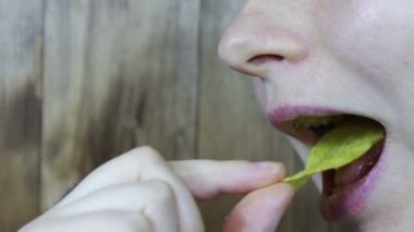 kadın yemek patates cips yakın çekim