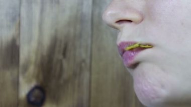 kadın yemek patates cips yakın çekim