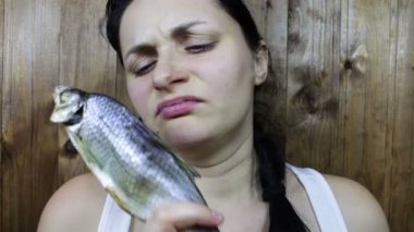 Kokmuş balık tutan kız