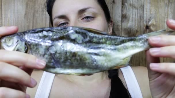 Дівчина з рибою крупним планом — стокове відео