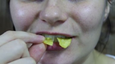 kadın yemek patates cips yakın çekim