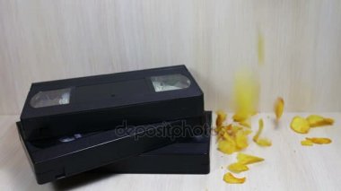 Vhs video kaset kaset ve patates cipsi yığını