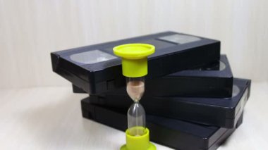 Vhs video kaset kaset ve kum saati yığını