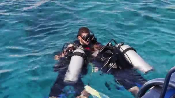 Sharm el-Sheikh, Egipto - 6 de diciembre de 2016: buceadores en aqualung se preparan para bucear en el fondo del mar . — Vídeo de stock