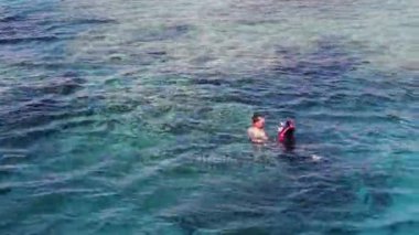 Sharm el-Sheikh, Mısır - 6 Aralık 2016: insanlar can yelekleri ve bir tüp maskeyle su içine dalış başlıyor ve Şnorkelle Dalma yapmak.