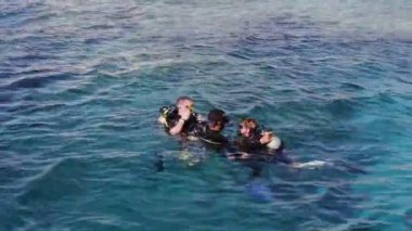 Sharm el-Sheikh, Mısır - 6 Aralık 2016: aqualung dalgıç dalış deniz yatağı üzerinde hazırlanın.
