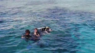 Sharm el-Sheikh, Mısır - 6 Aralık 2016: aqualung dalgıç dalış deniz yatağı üzerinde hazırlanın.
