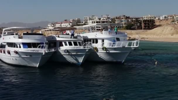 Sharm el-Sheikh, Ägypten - 6. Dezember 2016: Drei weiße Reisejachten schwanken in den Wellen. — Stockvideo