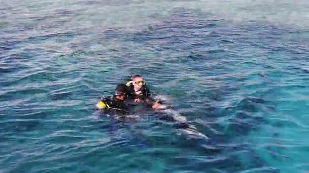 Sharm el-Sheikh, Mısır - 6 Aralık 2016: aqualung dalgıç dalış deniz yatağı üzerinde hazırlanın. — Stok video