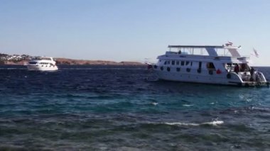 Sharm el-Sheikh, Mısır - 6 Aralık 2016: beyaz Yatlar dalgalar halinde sallanan seyahat.