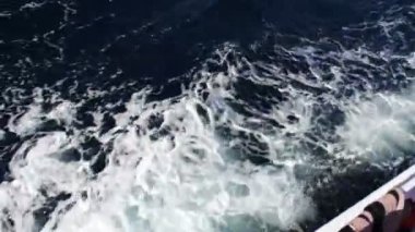 Görünüm hareketli bir tekne geçen mavi deniz suyu