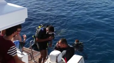 Sharm el-Sheikh, Mısır - 6 Aralık 2016: aqualung dalgıç dalış deniz yatağı üzerinde hazırlanın.