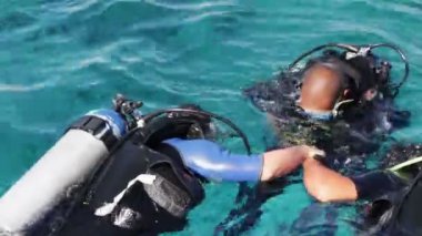 Sharm el-Sheikh, Mısır - 6 Aralık 2016: aqualung dalgıç dalış deniz yatağı üzerinde hazırlanın.