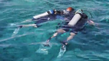 Sharm el-Sheikh, Mısır - 6 Aralık 2016: aqualung dalgıç dalış deniz yatağı üzerinde hazırlanın.
