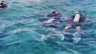 Sharm el-Sheikh, Mısır - 6 Aralık 2016: aqualung dalgıç dalış deniz yatağı üzerinde hazırlanın.