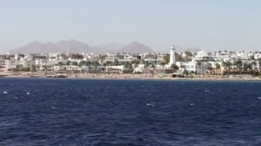güzel gezi boyunca kıyı şeridi ve Red Sea'deki/daki oteller