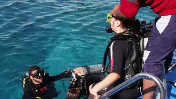 Sharm el-Sheikh, Egitto - 6 dicembre 2016: i subacquei in aqualung si preparano ad immergersi sul fondale marino . — Video Stock