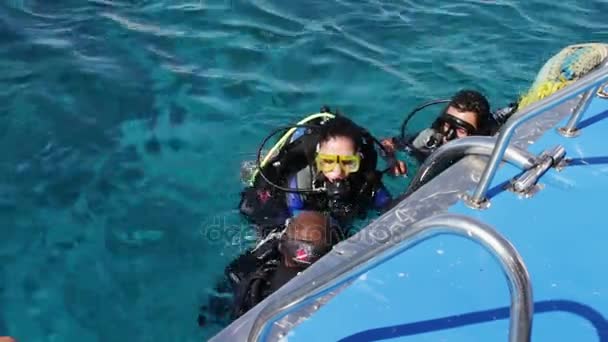 Sharm el-Sheikh, Egipto - 6 de diciembre de 2016: buceadores en aqualung se preparan para bucear en el fondo del mar . — Vídeos de Stock