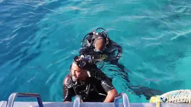 Sharm el-Sheikh, Egyiptom - 2016. December 6: az aqualung búvárok előkészít-hoz merülés a tengerfenék. — Stock videók