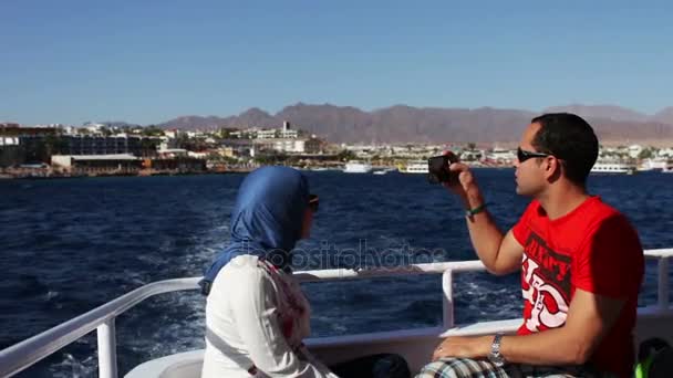Sharm el-Sheikh, Egitto - 6 dicembre 2016: coppia musulmana che ammira e fotografa le attrazioni dello yacht — Video Stock