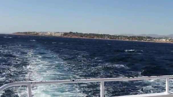 Vista dal mare barca sulla costa — Video Stock