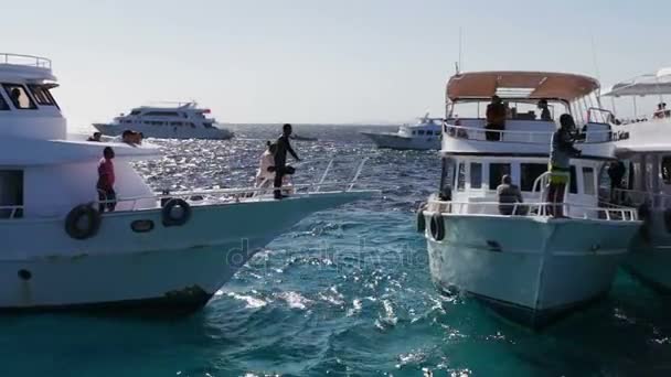 Sharm el-Sheikh, Egitto - 6 dicembre 2016: tre yacht bianchi da viaggio ondeggianti tra le onde . — Video Stock