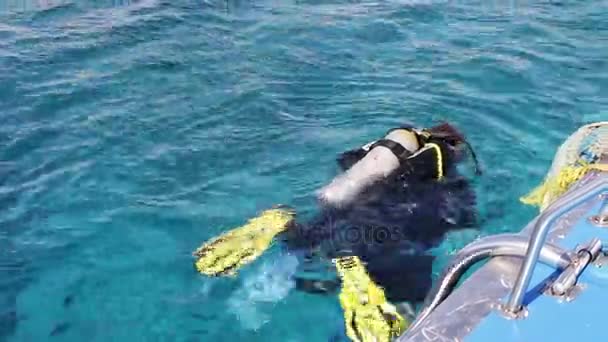 Sharm el-Sheikh, Egito - 6 de dezembro de 2016: mergulhadores em aqualung se preparam para mergulhar no fundo do mar . — Vídeo de Stock