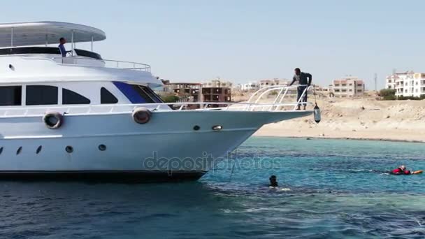 Sharm el-Sheikh, Egitto - 6 dicembre 2016: Gli yacht turistici si trovano nel Mar Rosso. Snorkeling e sub si preparano a scendere in acqua . — Video Stock