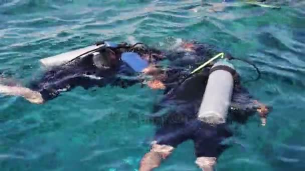 Sharm el-Sheikh, Egipto - 6 de diciembre de 2016: buceadores en aqualung se preparan para bucear en el fondo del mar . — Vídeos de Stock