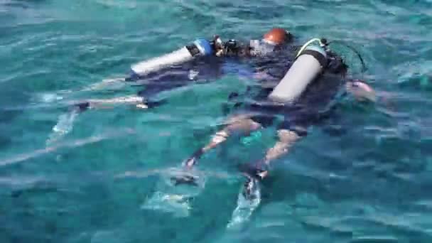 Sharm el-Sheikh, Egitto - 6 dicembre 2016: i subacquei in aqualung si preparano ad immergersi sul fondale marino . — Video Stock