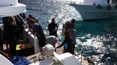 Sharm el-Sheikh, Mısır - 6 Aralık 2016: aqualung dalgıç dalış deniz yatağı üzerinde hazırlanın.