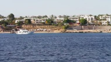 Kızıl denizde yelkenli tekne