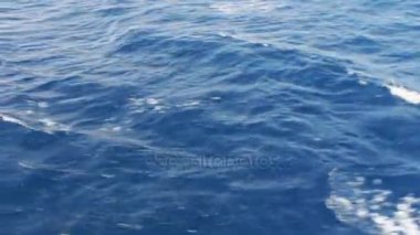 Görünüm hareketli bir tekne geçen mavi deniz suyu