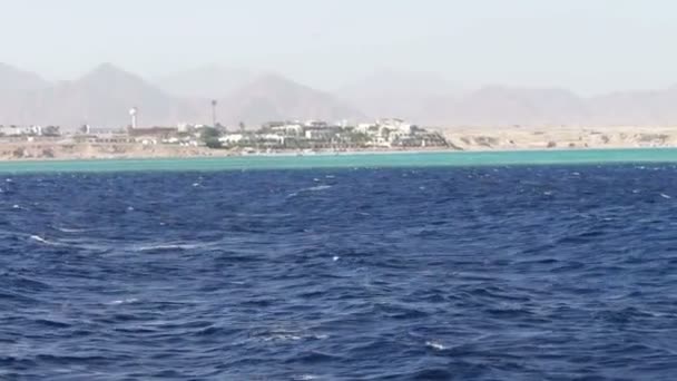 Vista desde barco de mar en la costa — Vídeos de Stock