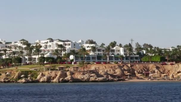 Egyptiska havet med stranden och hotell. — Stockvideo