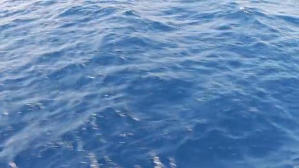Azul mar agua pasando vista desde un barco en movimiento — Vídeo de stock