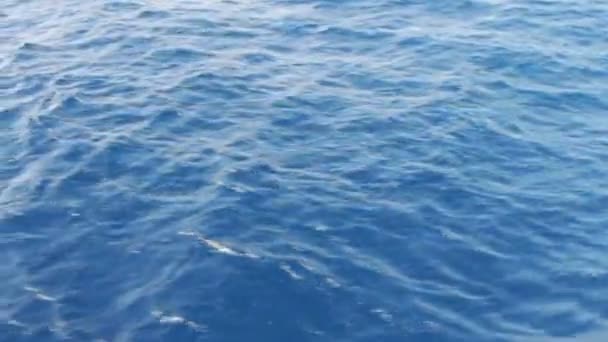 Eau de mer bleue passant vue depuis un bateau en mouvement 
