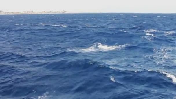 Blauwe zeewater doorgeven van weergave van een bewegende boot — Stockvideo