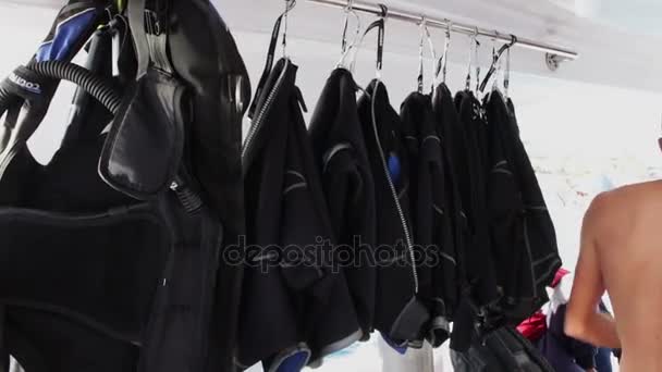 Sharm el-Sheikh, Egypt - December 6, 2016: man chooses costume for diving — Stock Video