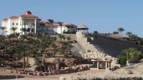 Mer égyptienne avec rivage et hôtels .