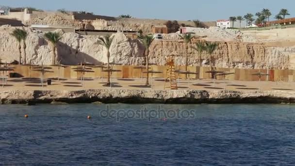 Egyptische zee met kust en hotels. — Stockvideo