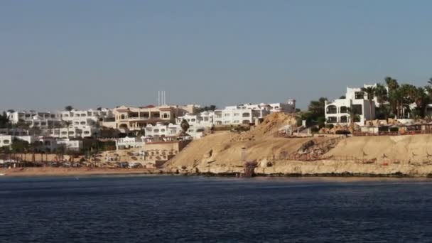 Egyptische zee met kust en hotels. — Stockvideo