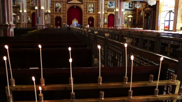 Довга свічка в церкві — стокове відео